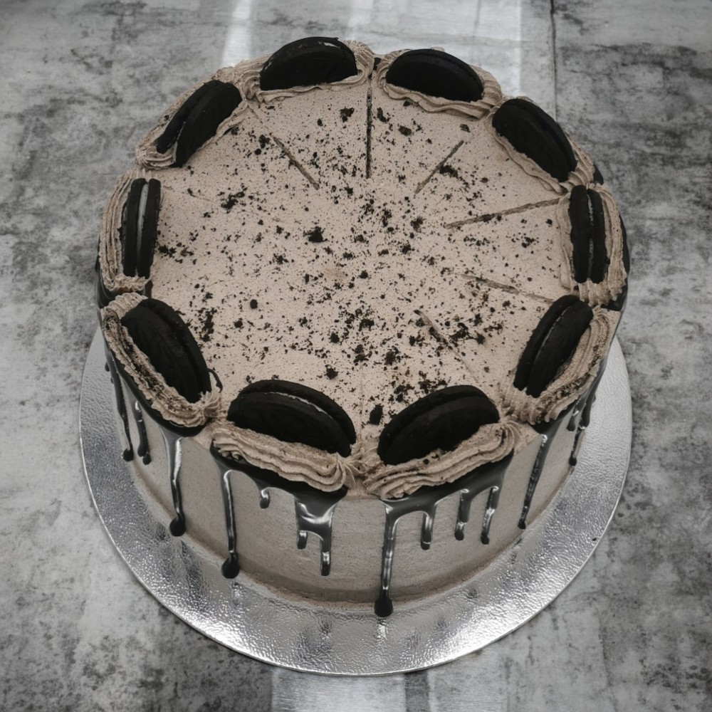 Cookies & Cream Drip Cake - Image 2