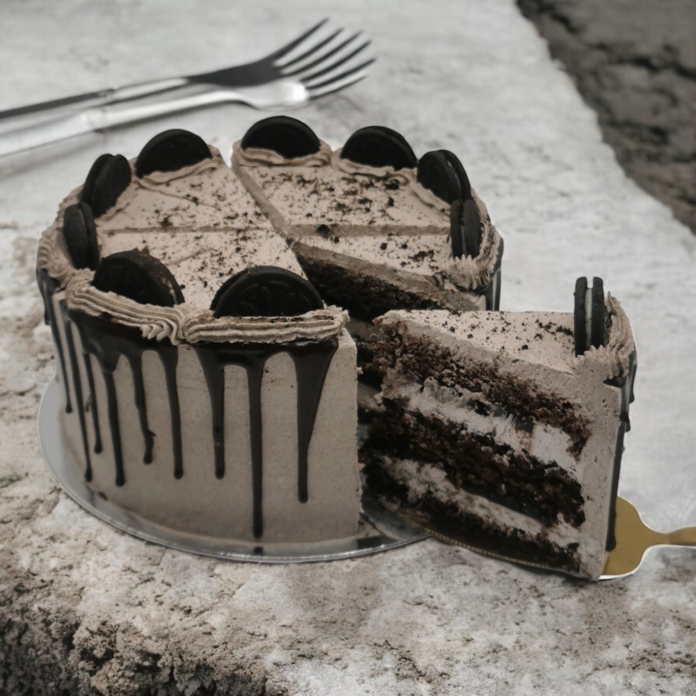 Cookies & Cream Drip Cake - Image 3