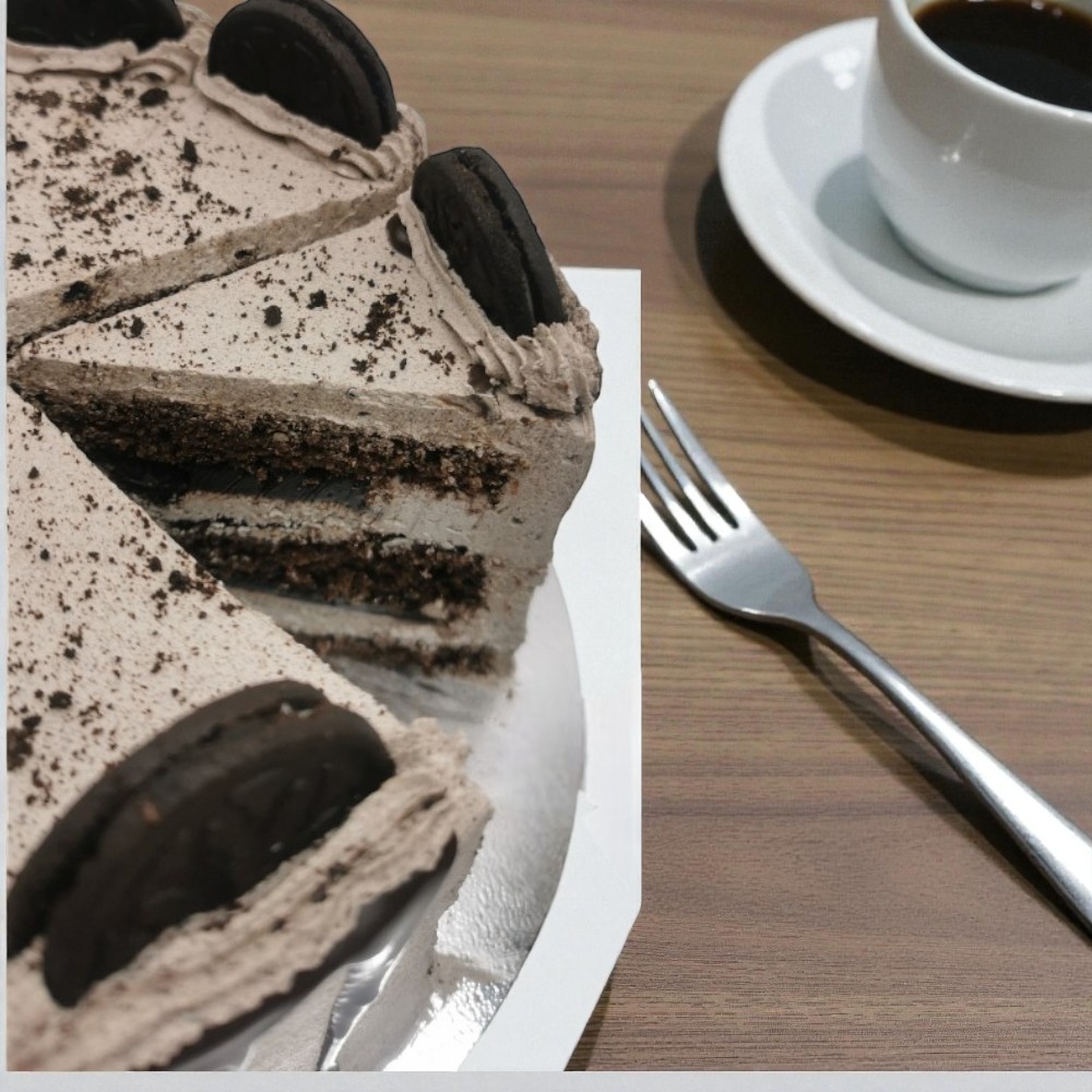 Cookies & Cream Drip Cake - Image 4